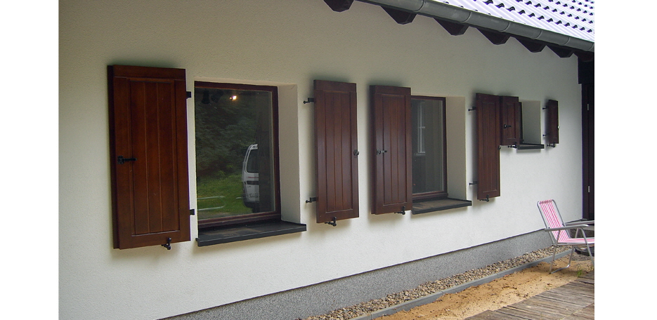 Fensterläden an einer Wärme-Verbund-Fassade